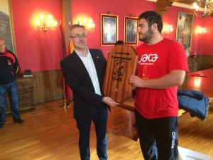 El capitán de la selección española ofrece al alcalde el trofeo conquistado en el campeonato europeo.