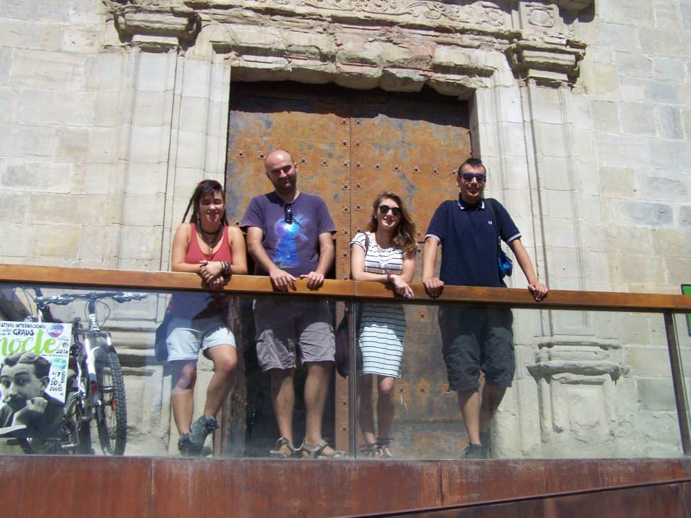 arruga, díaz, chavarrí y llagostera ante la puerta de espacio pirineos (Fotografía: Angel Gayúbar)