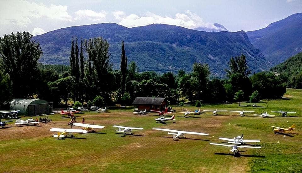 algunas de las aeronaves participantes, en el aeródromo de castejón de sos (Fotografía: Servicio especial)
