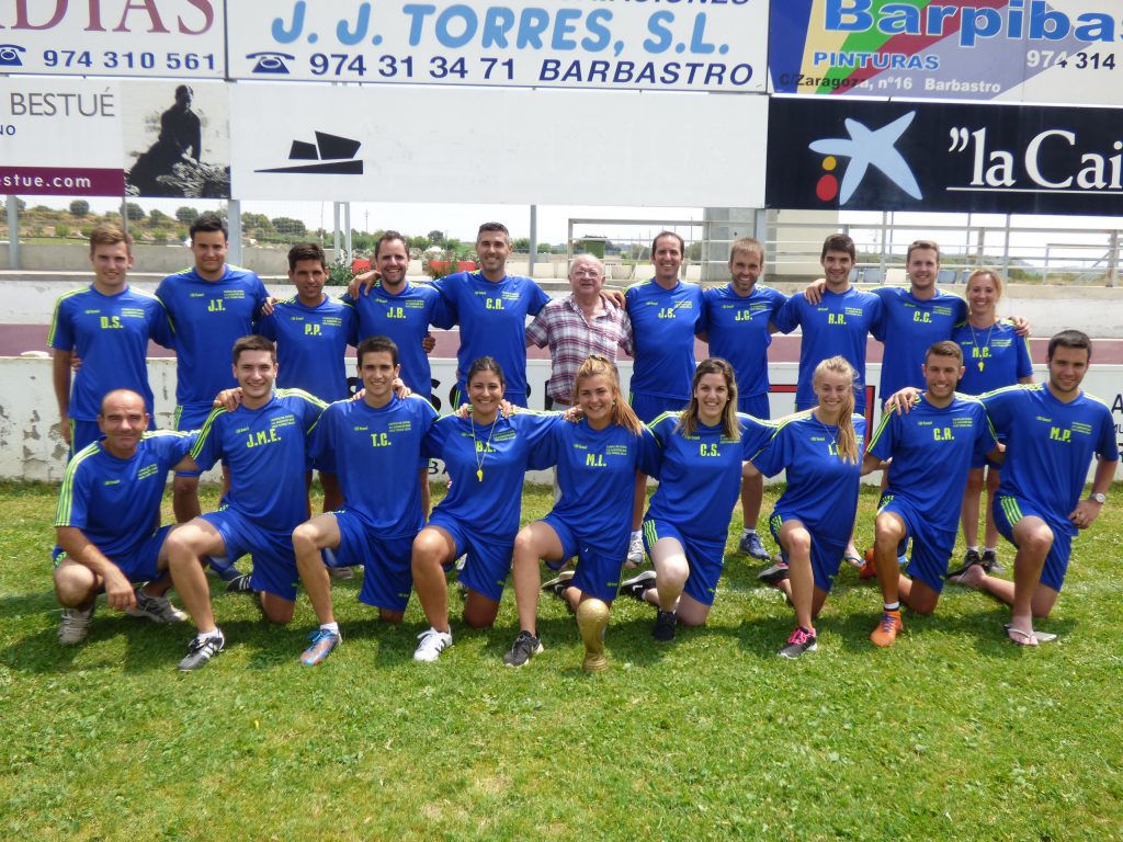 Monitores del campus de fútbol. 