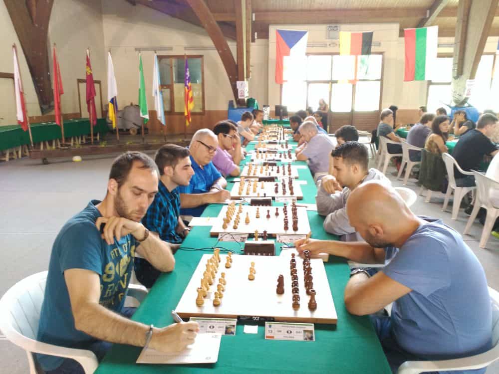 Antolí, a la izquierda, entabla con GM (Fotografía: José Luis Pellicer)