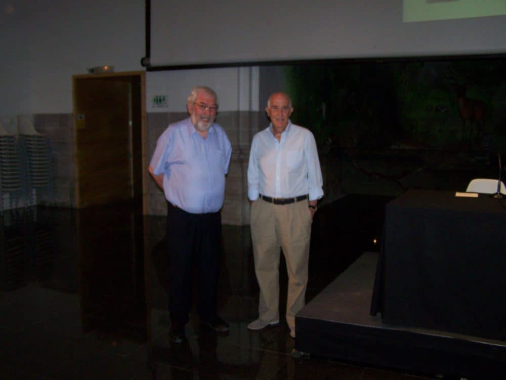 francisco martí, izquierda, con el presidente de la asociación de amigos de la peña, antonio baldellou, momentos antes d ela conferencia (Fotografía: Angel Gayúbar)