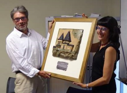Concepci_n Artero entrega el Premio Guayen 2016 a Enrique Serbeto