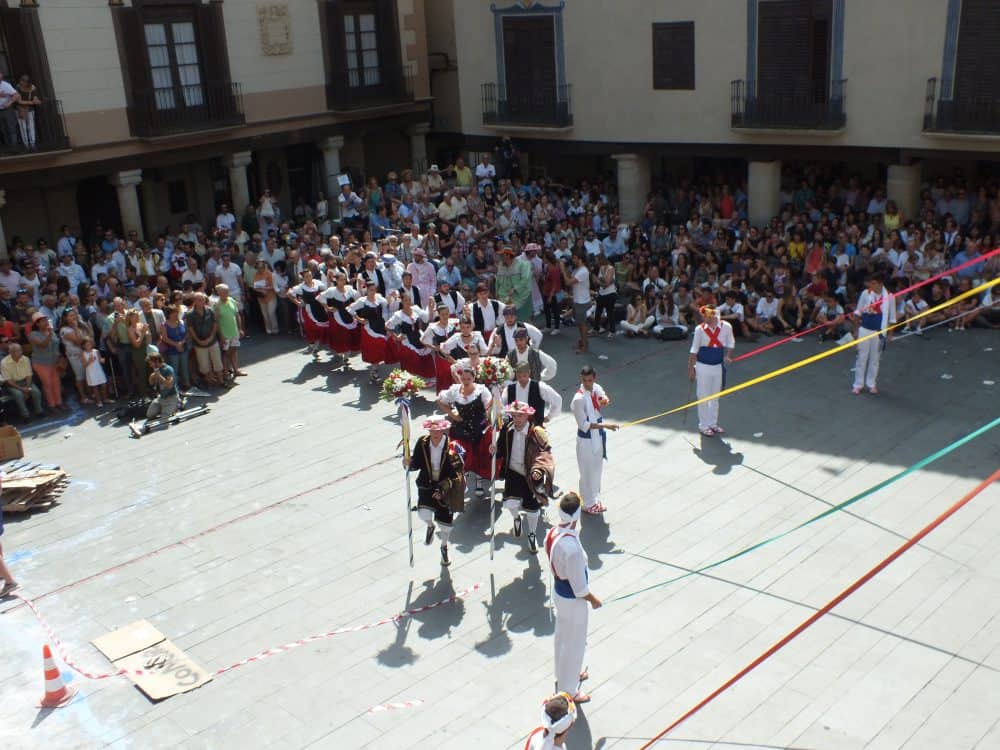 los danzantes de graus entrando en la plaza (Fotografía: Angel Gayúbar)