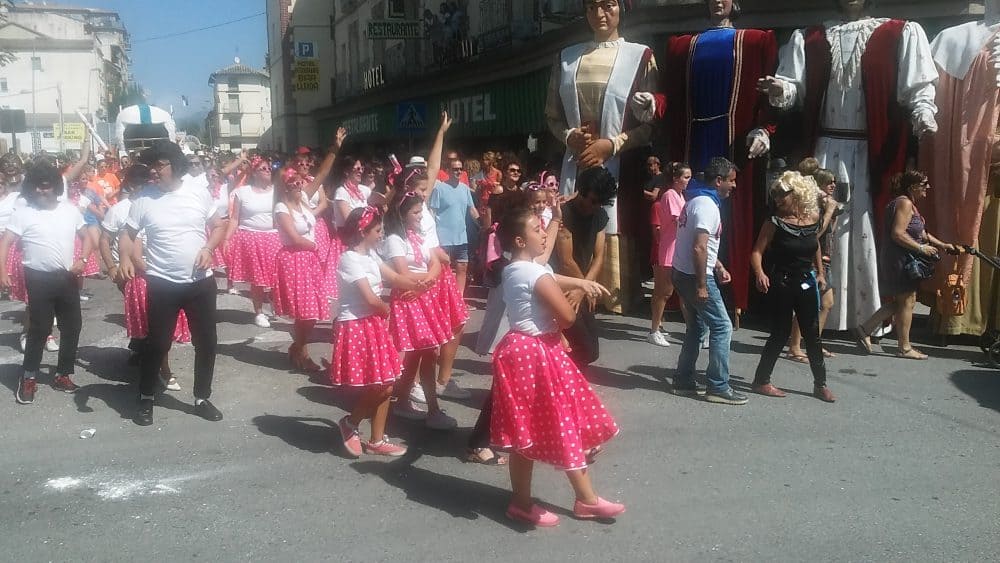 una imagen de la comparsa y cabalgata de inicio de fiestas (Fotografía: Angel Gayúbar)