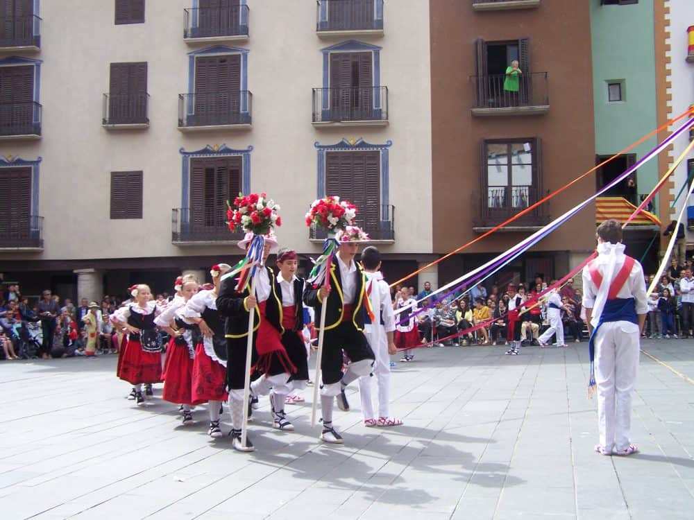 danzantes infantiles en su actuación ante una abarrotada plaza matyor grausina (Fotografía: Angel Gayúbar)