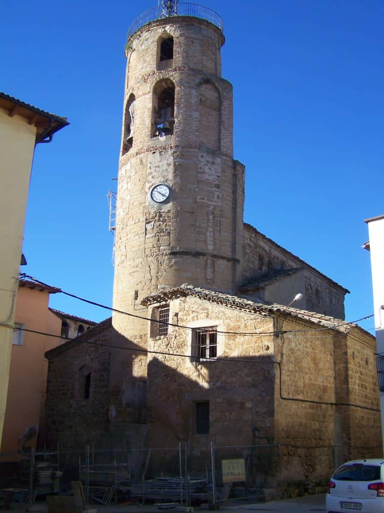Los andamios rodean la torre de la iglesia en Torres del Obispo (Fotografía: Angel Gayúbar)