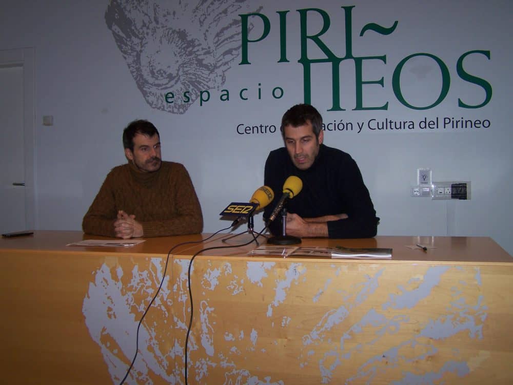 el concejal joaquín baldellou y el técnico jorge mur en la presentacción del programa cultural para diciembre (Fotografía: Angel Gayúbar)
