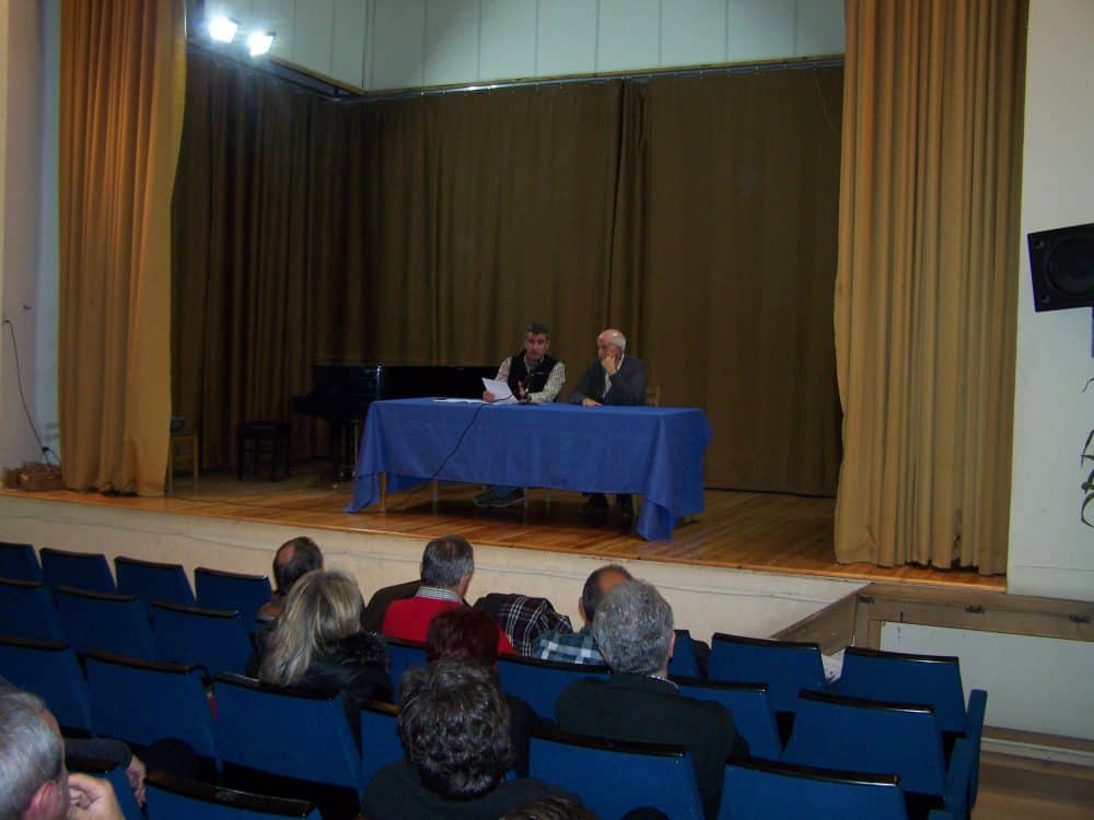 lagüens y baldellou se dirigen a los asistentes a la reunión (Fotografía: Angel Gayúbar)