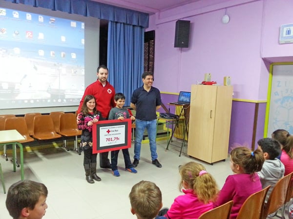 CRUZ ROJA ENTREGA DONATIVO