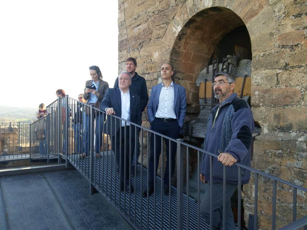 autoridades y público en el mirador del castillo (Fotografía: Ayuntamiento de Benabarre)