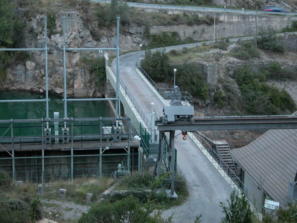 la carretera de acceso a senz y viu atraviesa un puente sobre la presa de argoné (Fotografía: Servicio especial)