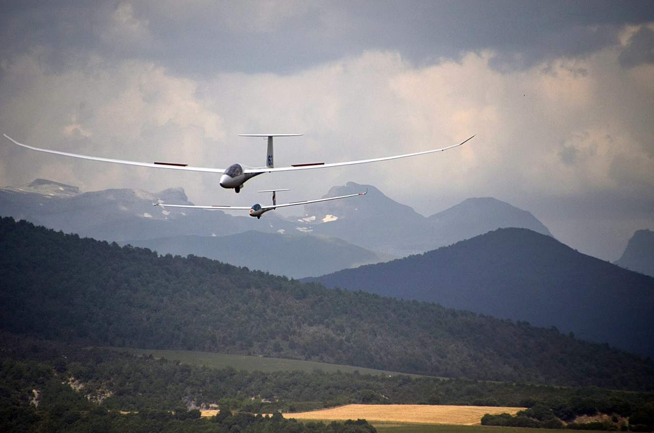 Medio centenar de escolares descubren el vuelo sin motor en el Aeródromo de Santa Cilia