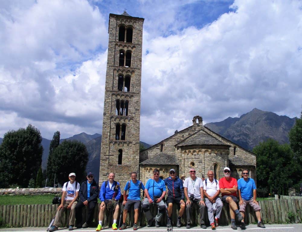 GRUPO EN LA IGLESIA DE SANT CLIMENT DE TAÜLL (Fotografía: Carlos Bravo)