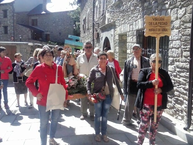 romeros por las calles de benasque (Fotografía: Angel Gayúbar)