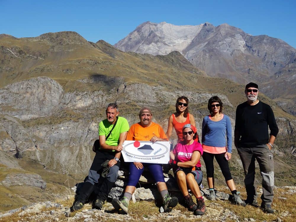 En el collado de Ordiso con el Vignemale al fondo (Fotografía: Carlos Bravo)