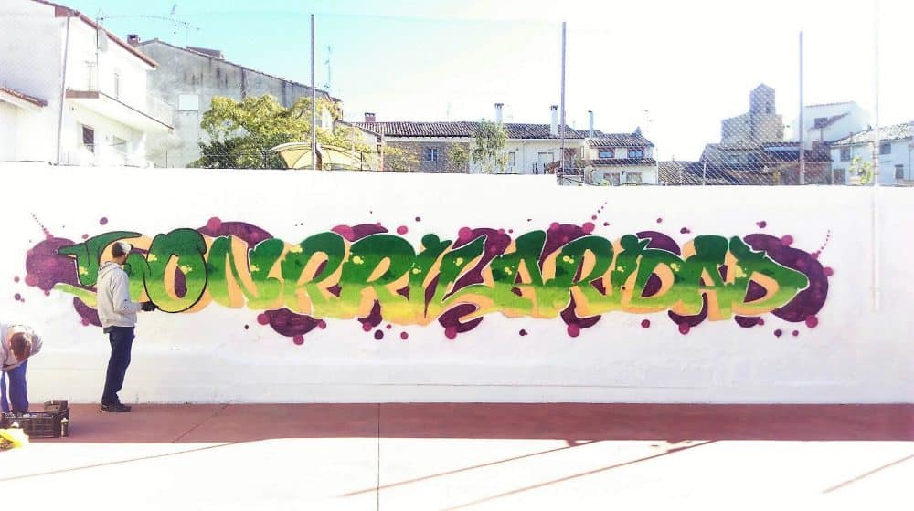 buke durante el proceso de realización de uno de los graffitis (Fotografía: Servicio especial)