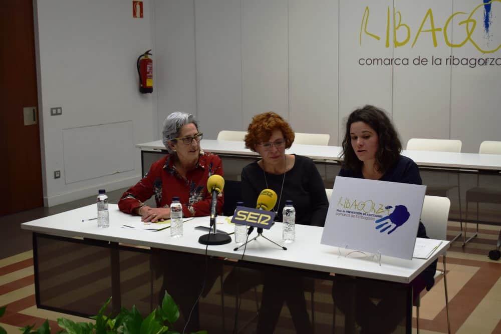 gonzéleez de garay, pena y la técnico jessica daspet posan con el logotipo presentado (Fotografía: Angel Gayúbar)