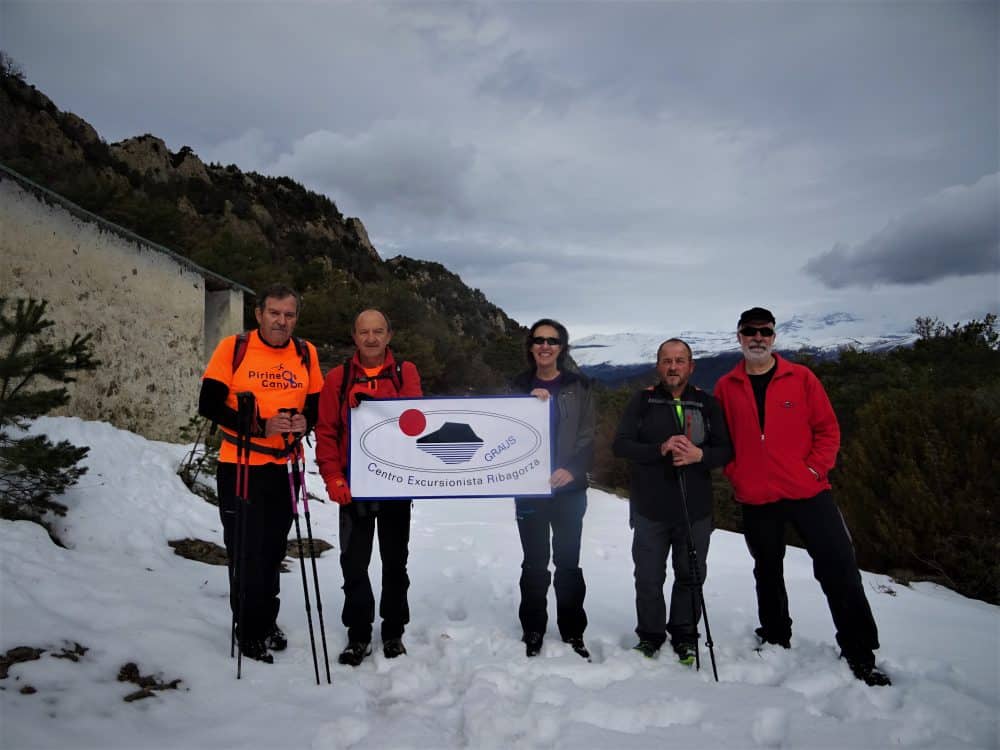 Foto del grupo junto al refugio de la Colladeta de Yeba, punto más alto del recorrido a 1.234 metros (Fotografía: Carlos Bravo)