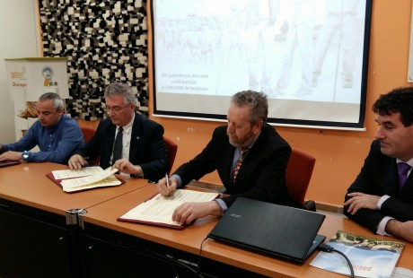 Suscrito un convenio a tres bandas para la alimentación del quebrantahuesos con el Grupo Pastores