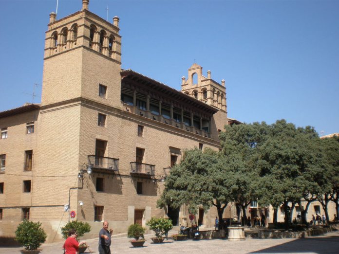 1200px-Ayuntamiento_de_Huesca