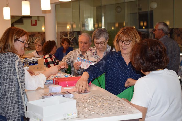 Los voluntarios preparando las bolsas que se entregarán a los participantes (Fotografía: Angel Gayúbar)