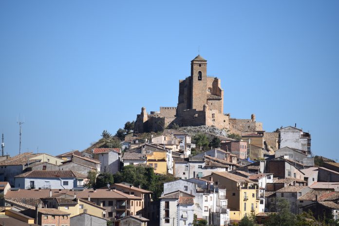 Los vecinos de Benabarre, en la imagen, siguen con interés la polémica sobre las puertas del convento (Fotografía: Angel Gayúbar)