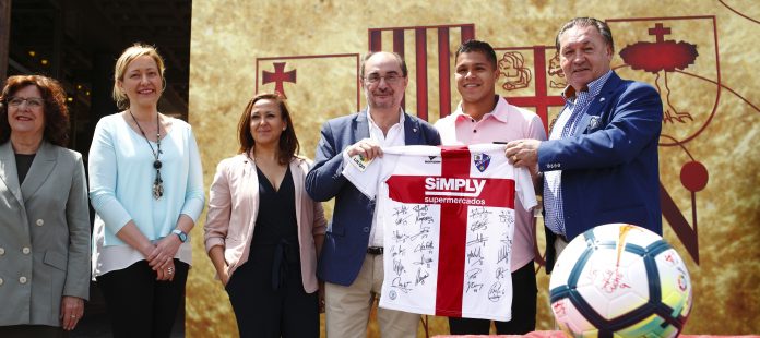 Gran recibimiento a la SD Huesca tras ascender a Primera División