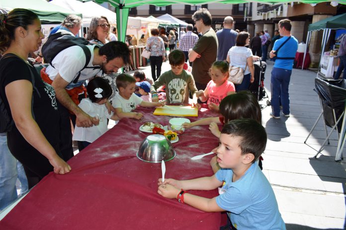 Taller de cocina para niños en la feria grausina (Fotografía: Angel Gayúbar)