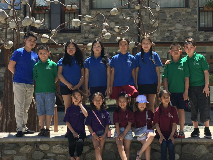 Jóvenes pianistas procedentes de Mongolia durante su estancia de estos días en Benasque (Fotografía: Servicio especial)