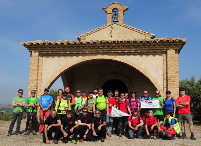 GRUPO EN LA ERMITA DE SAN ISIDRO DE SAN ESTEBAN DE LITERA (Fotografía: Carlos Bravo)
