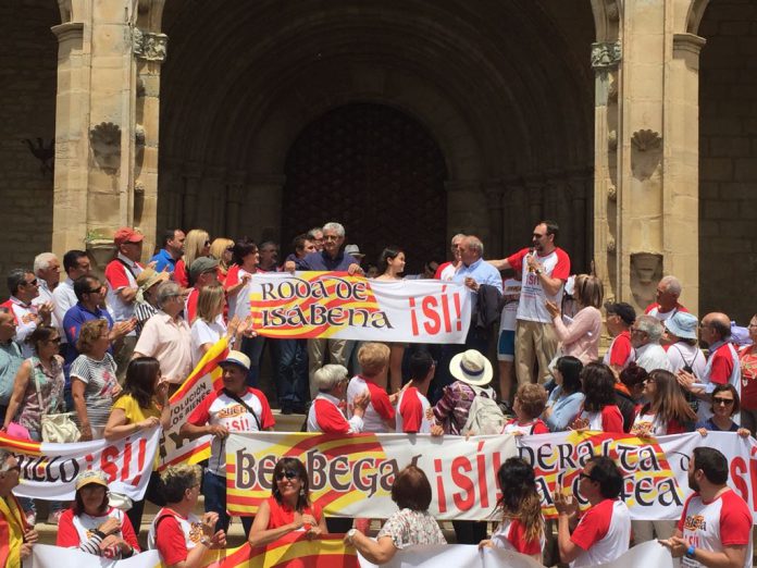 Concentración reivindicativa en la escalinara del pórtico de la seo rotense (Fotografía: Alberto Lamora)