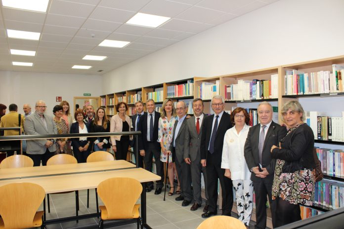 UNED foto familia Bibliotecea