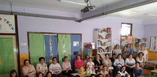 En Bujaraloz leen juntos escolares, padres y alumnas de la Escuela de Adultos