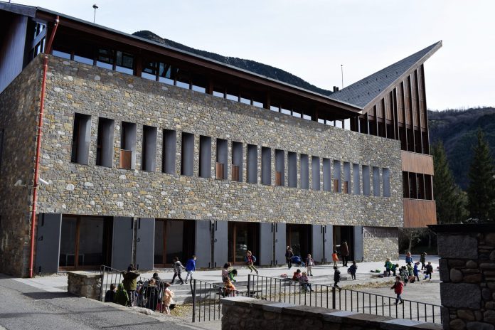 Edificio del Centro de Ciencias en Benasque (Fotografía: Angel Gayúbar)