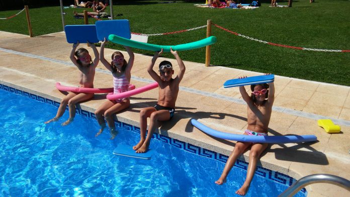 Participantes en una actividad de iniciación a la natación el pasado verano (Fotografía: Servicio especial)