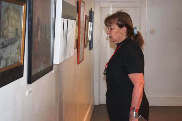 La comisaria de la exposición, Sylvia Sartori, contemplando una de las obras expuestas (Fotografía: Angel Gayúbar)
