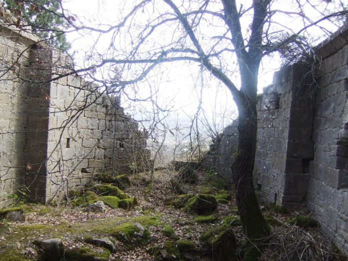 Interior de la ermita de los templarios, punto de llegada de la excursión (Fotografía: Espacio Pirineos)