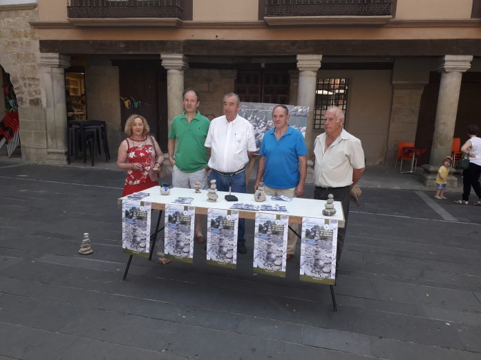 Presentación del Campeonato de Piedras en Equilibrio en la Plaza Mayor de Graus (Fotografía: Silvia Ardanuy)