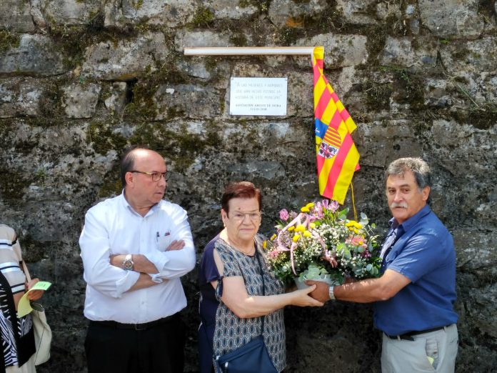 Autoridades y vecinos en el descubrimiento de la placa conmemorativa (Fotografía: Julio Sahún)