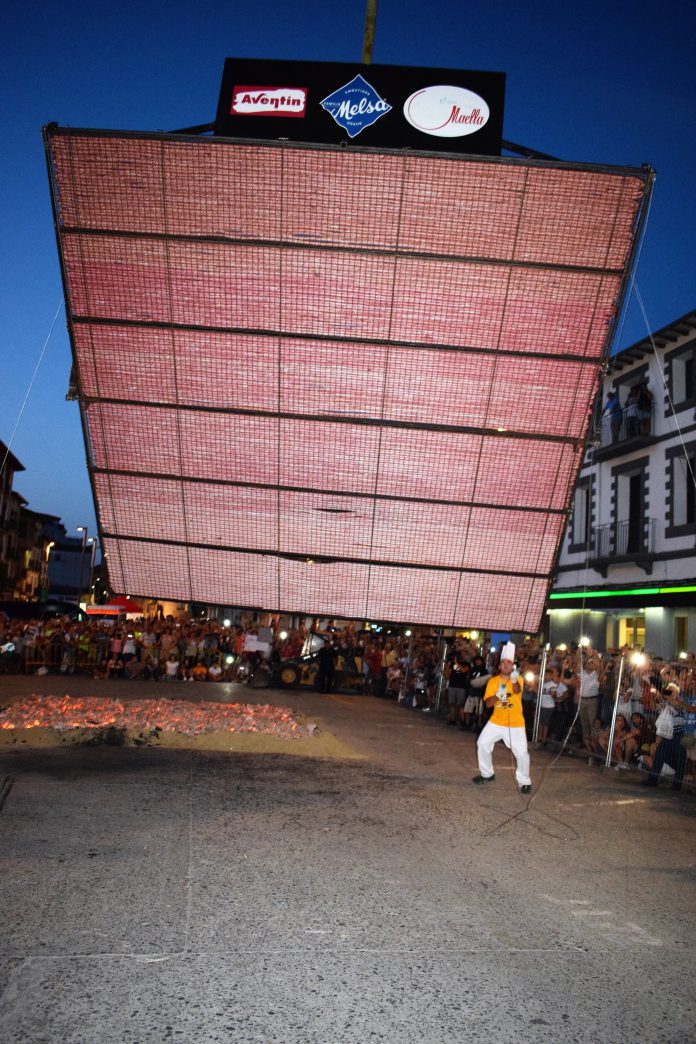 Volteo de la parrilla, el momento más espectacular de la Fiesta de la Longaniza (Fotografía: Angel Gayúbar)