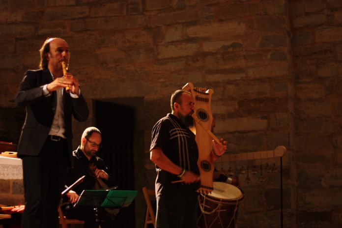 Carlos Núñez actuando con Mosicaires en San Pedro de Siresa (Fotografía: Servicio especial)