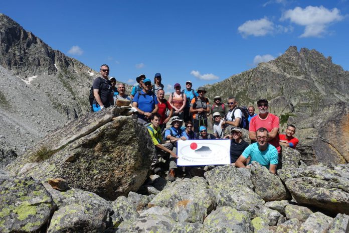 Los excursionistas del CER antes de afrontar el ascenso al Bassiero (Fotografía: Carlos Bravo)