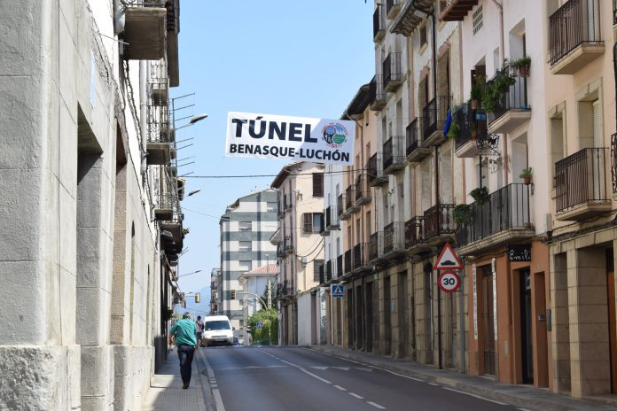 Pancarta en Graus a favor del túnel (Fotografía. Angel Gayúbar)