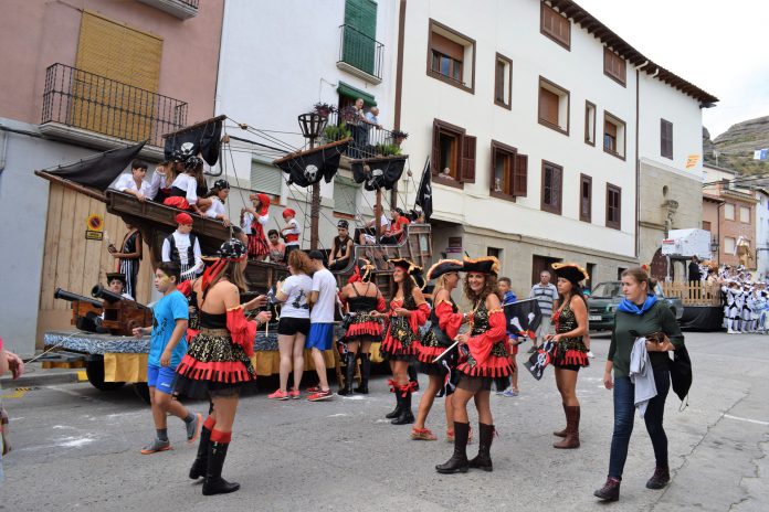 La cabalgata, en la imagen una de las carrozas de 2017, provocará cortes intermitentes este miércoles en la circulación rodada a su paso por Graus (Foto: Angel Gayúbar)