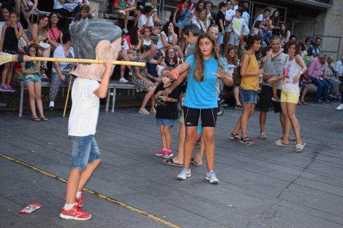 Los cabezudos llevan varios días animando los actos prefestivos (Foto: Angel Gayúbar)