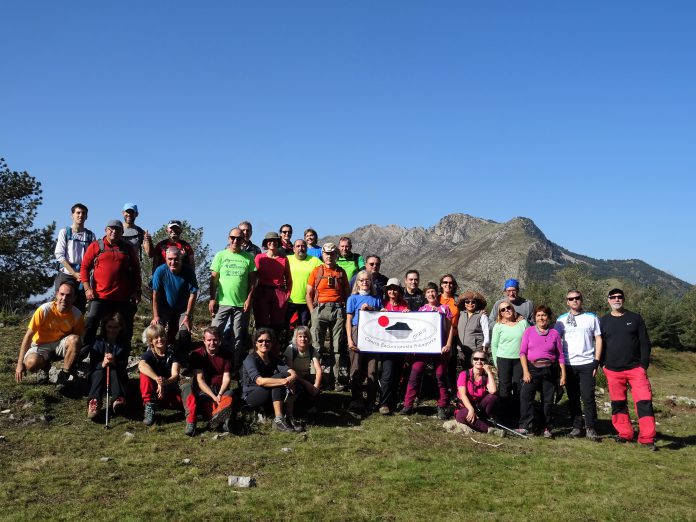 Grupo completo en Els Ports con Baciero al fondo (Foto: Carlos Bravo)