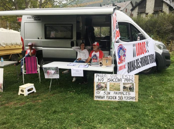 Mesa reivindicativa contra la suelta de osos y lobos en el recinto ferial (Foto: Angel Gayúbar)
