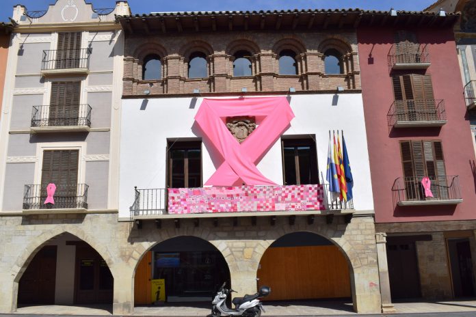 Lazo que engalana la fachada del ayuntamiento grausino (Foto: Angel Gayúbar)