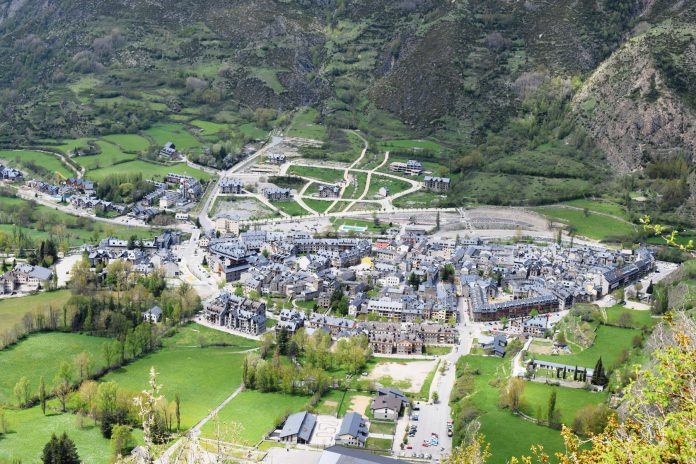 Vista de Benasque donde la ocupación hotelera va a ser total en este puente festivo (Foto: Angel Gayúbar)
